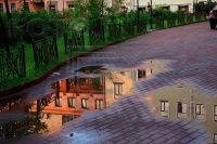 Как держать воду подальше от фундамента?